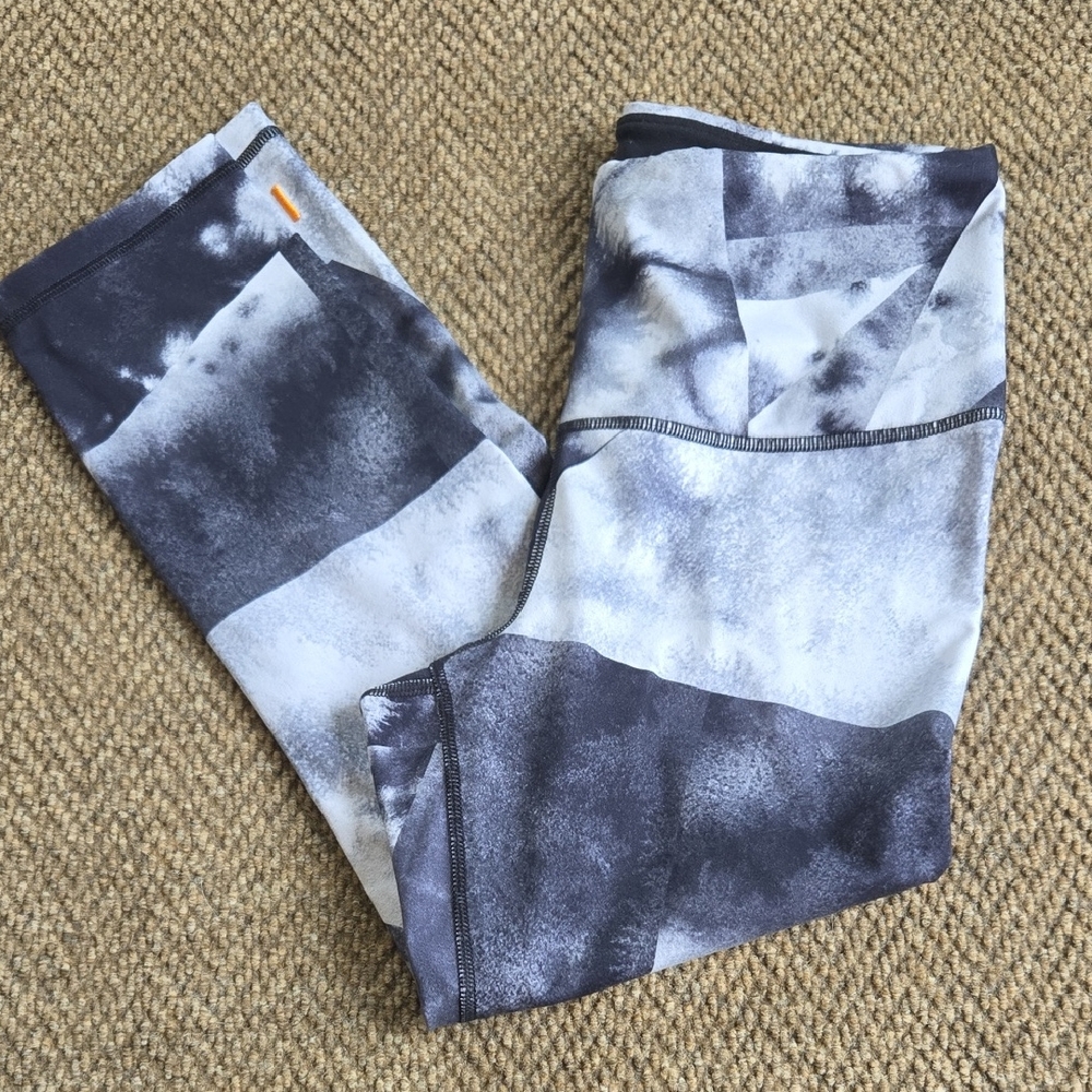 Lucy Monochrome Abstract Capri Leggings
